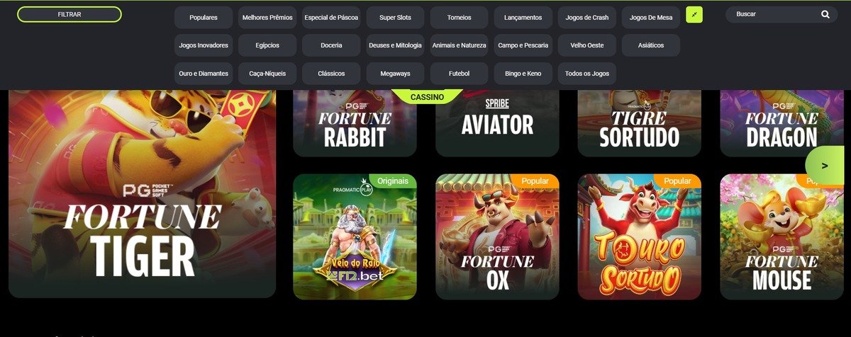 Dealer casino live sedang mengocok kartu di meja permainan
