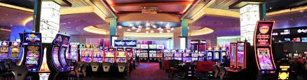 Tampilan mesin slot digital dengan lampu warna neon yang menarik